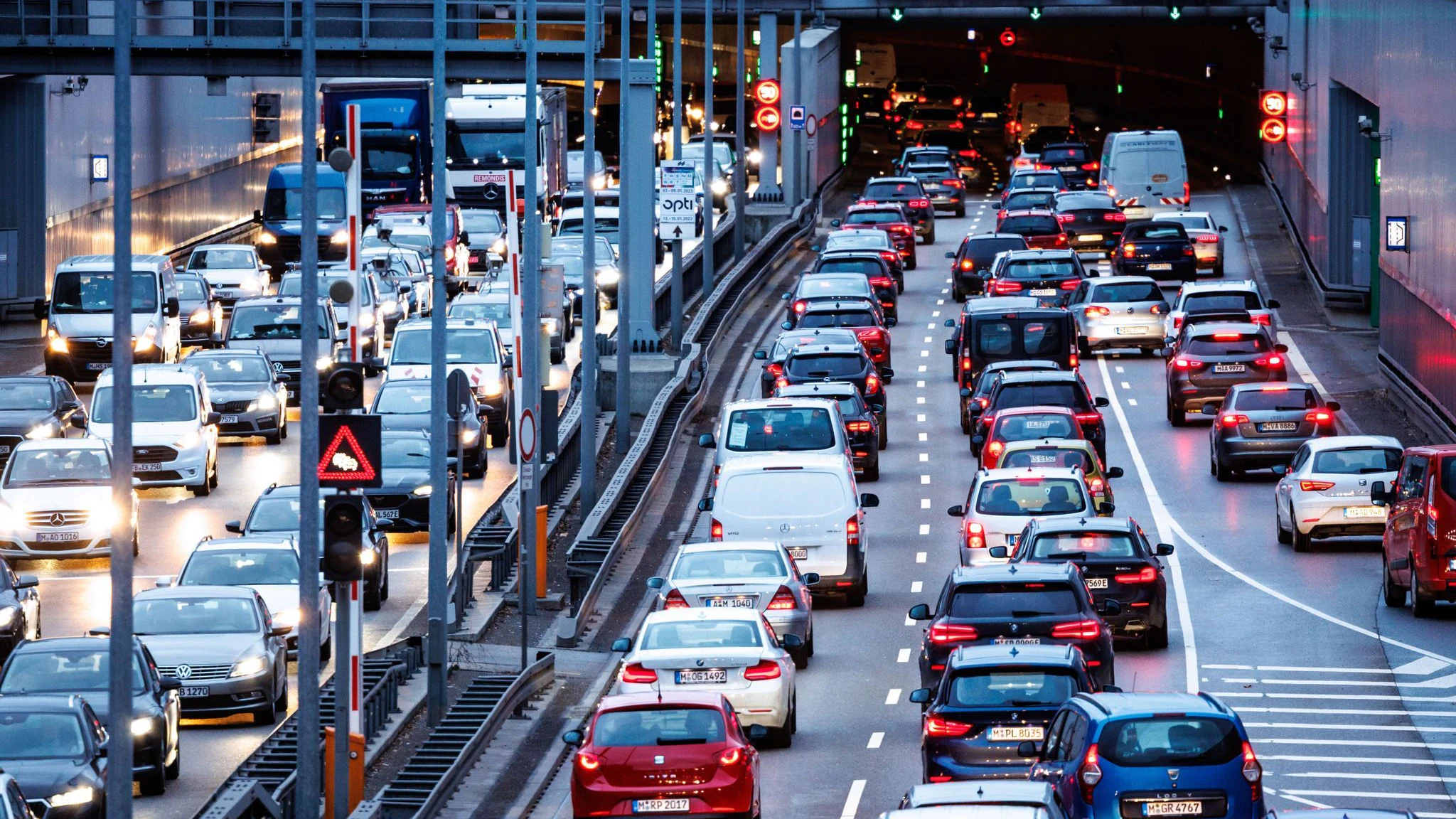 Düsseldorf staut sich auf Platz 1: Der Verkehr staut sich im Berufsverkehr am Morgen am Tunnel Heckenstallerstraße auf dem Mittleren Ring. 