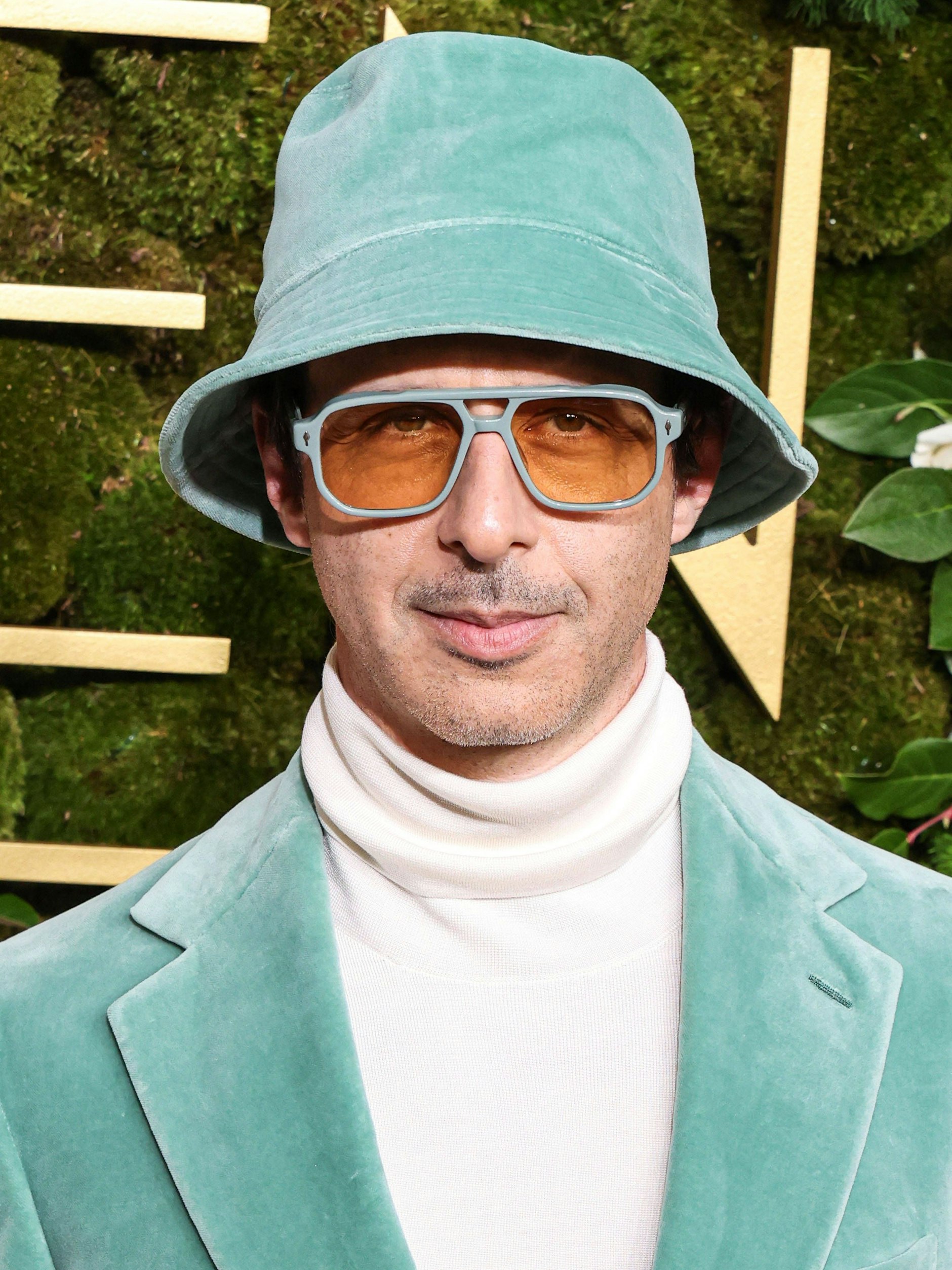Schauspieler Jeremy Strong in auffälligem Outfit der Marke Loro Piana samt Schlapphut bei den Golden Globes.