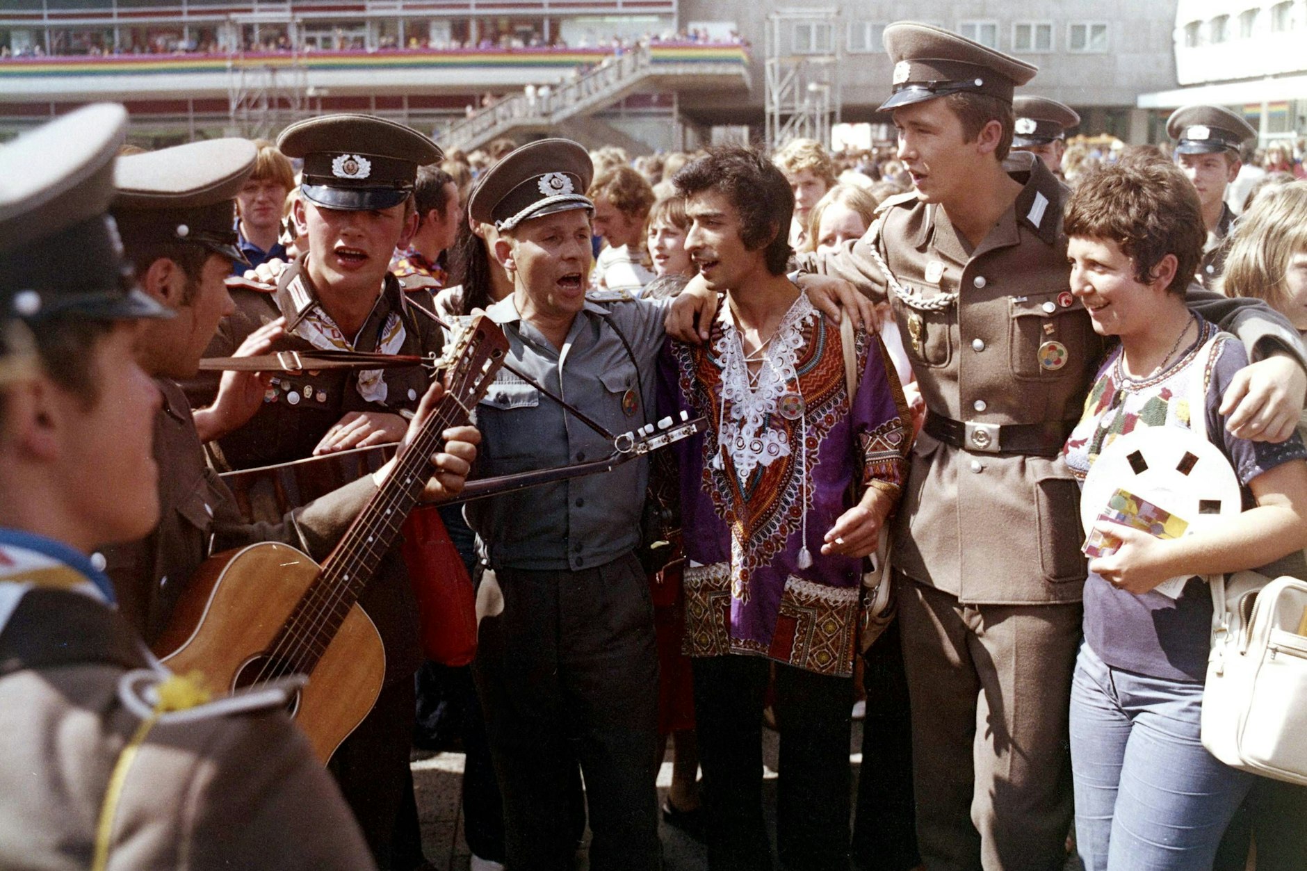 NVA-Soldaten und Teilnehmer singen während der X. Weltfestspiele der Jugend und Studenten auf dem Alexanderplatz, ca. 1973 (geschätzt).