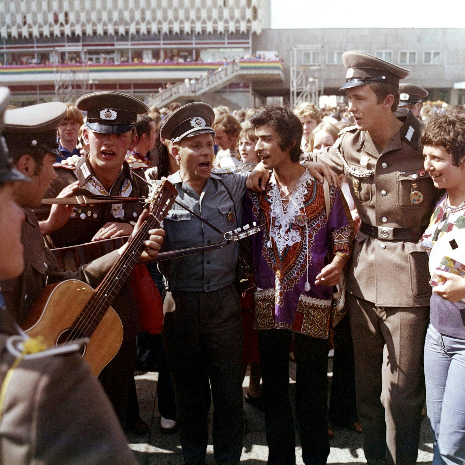 Image - Mit der Gitarre in die Kaserne: Was verraten Soldatenlieder über ihre Armeen?
