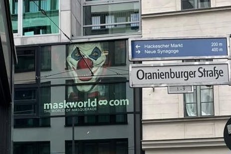 Tolle Aussichten: Wer gegenüber wohnt, kann in Berlin-Mitte mit einem Clown frühstücken.