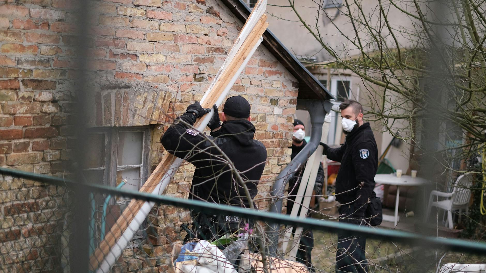 Ermittler suchen in jeder Ecke auf dem Grundstück an der Alsenstraße in Berlin-Wannsee.