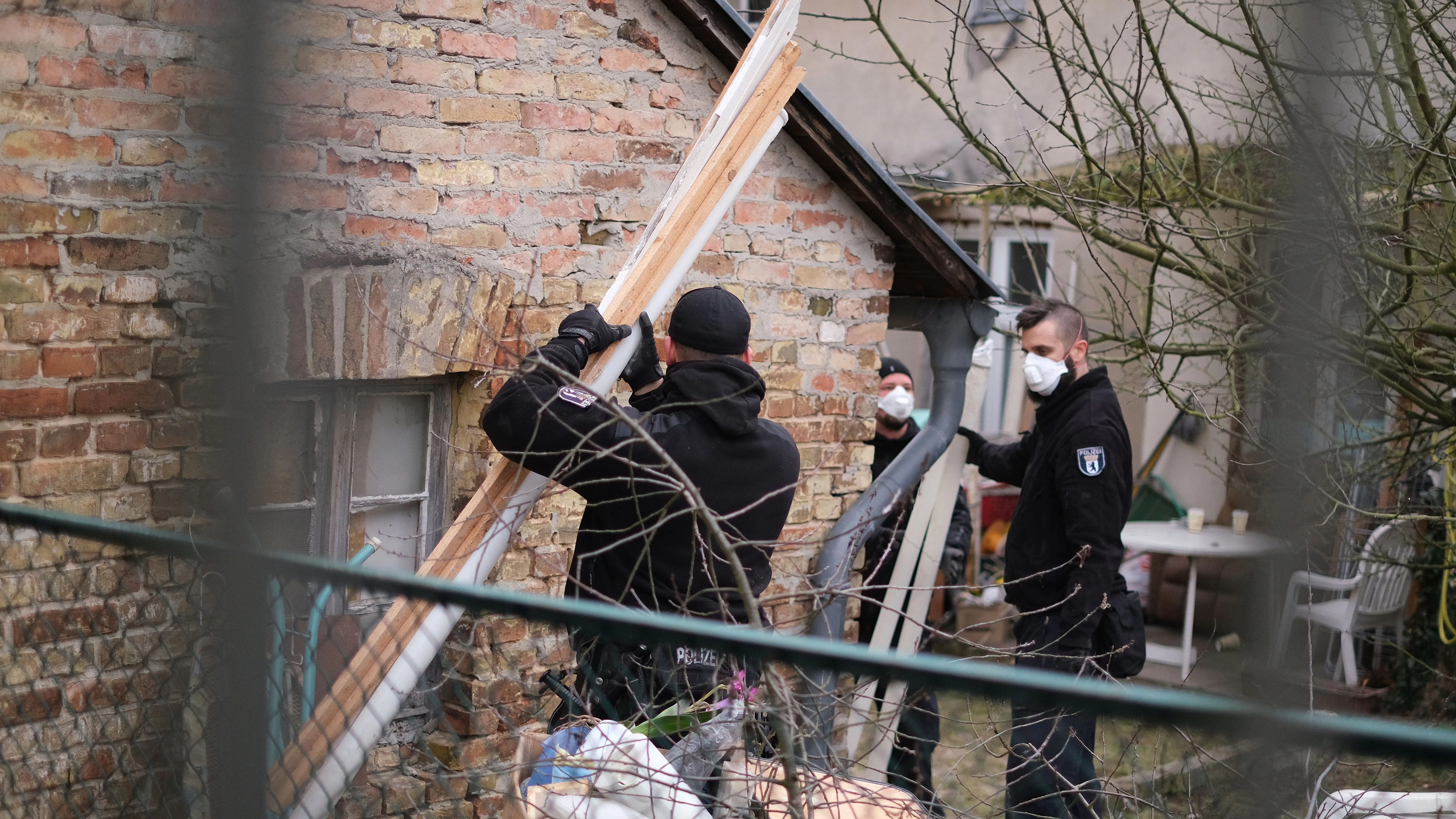 Ermittler suchen in jeder Ecke auf dem Grundstück an der Alsenstraße in Berlin-Wannsee.