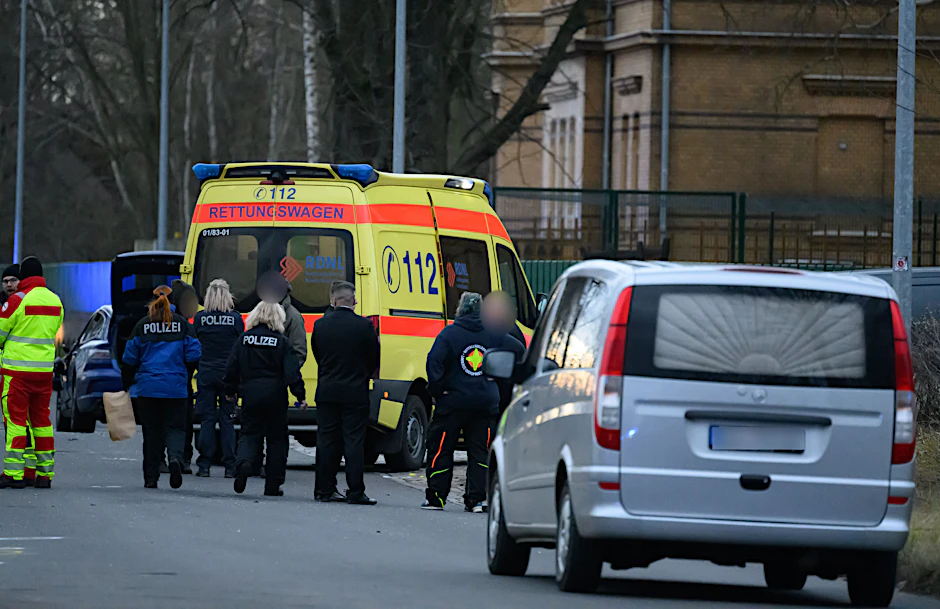 Brandenburg, Lauchhammer: Polizisten am Tatort. Ein Polizist ist bei einer Fahndung nach Autodieben überfahren und getötet worden.