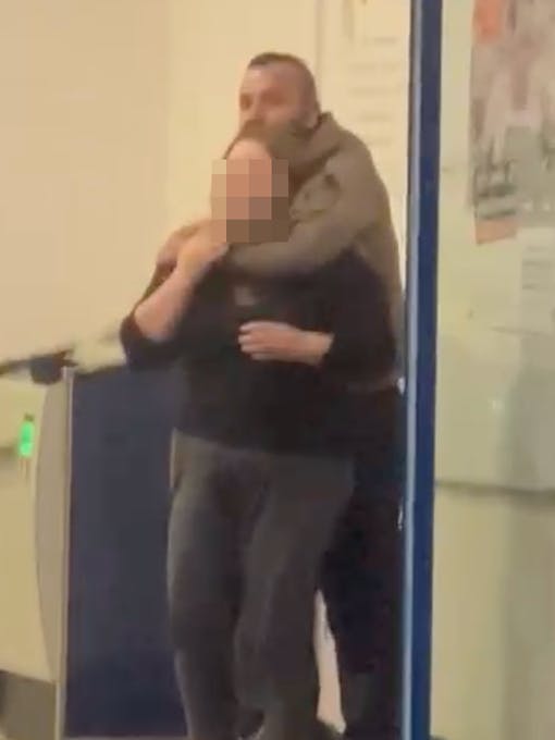 Der Täter im Foyer der Bank - er hält der Geisel ein Messer an den Hals.
