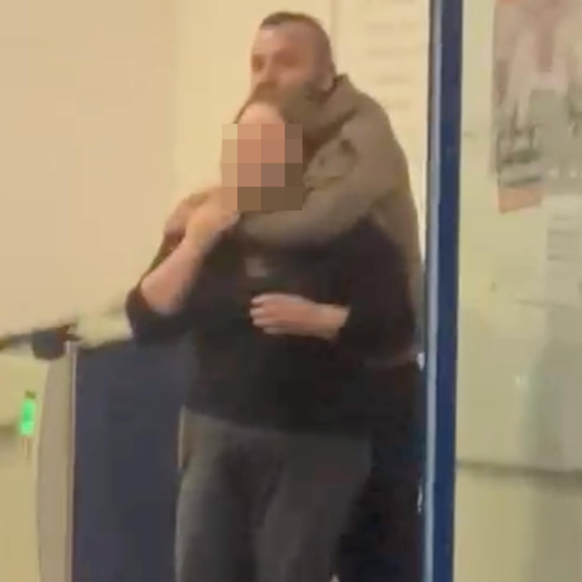 Geiseldrama in Bankfiliale: Täter bedroht Frau – Festnahme!