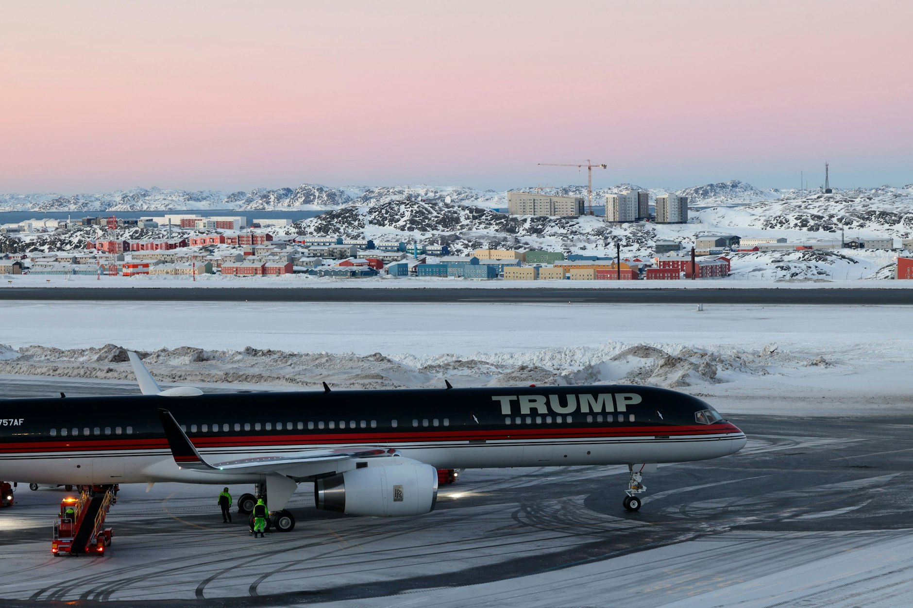 Grönland: Ein Flugzeug mit Donald Trump Jr. an Bord landet in Nuuk.