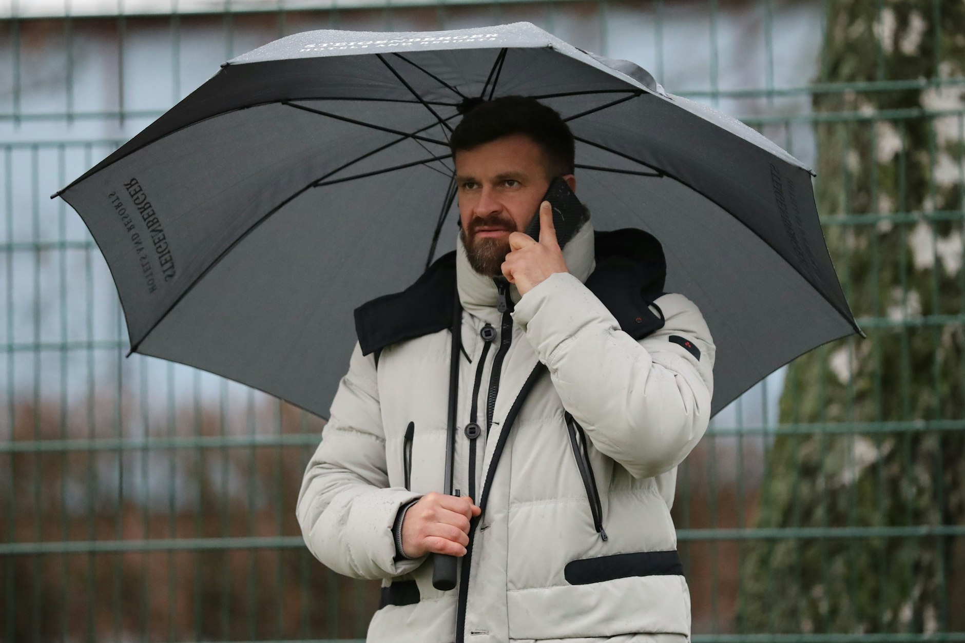Abgeschirmt nicht nur von der Familie: Am ersten Arbeitstag im Sportforum trübt auch ein bisschen Regen nicht den Elan von Enis Alushi.