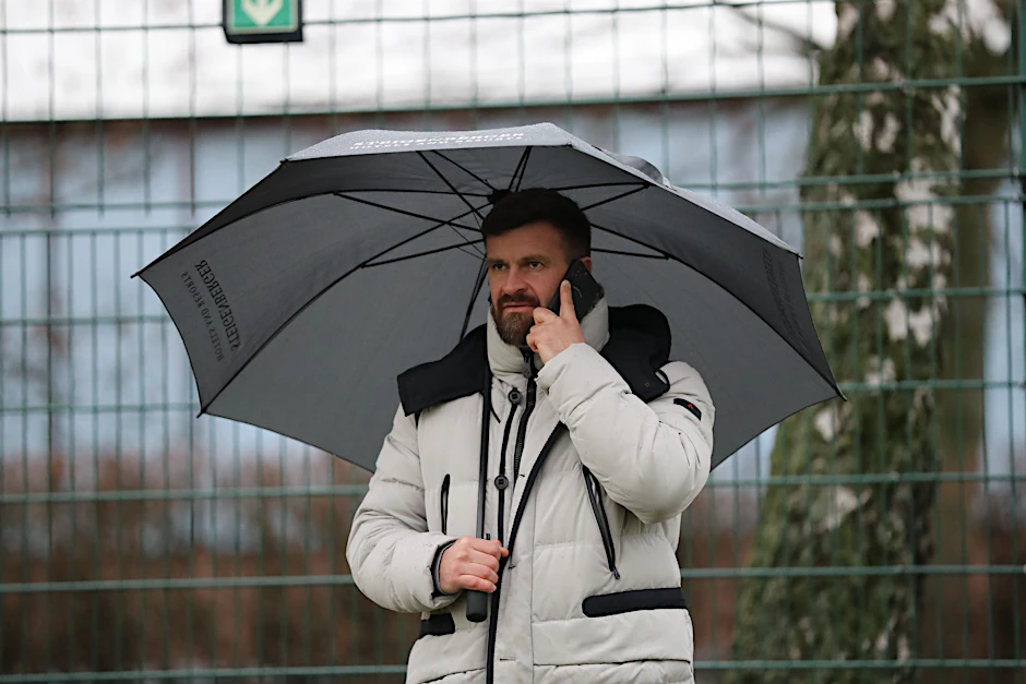 Abgeschirmt nicht nur von der Familie: Am ersten Arbeitstag im Sportforum trübt auch ein bisschen Regen nicht den Elan von Enis Alushi.