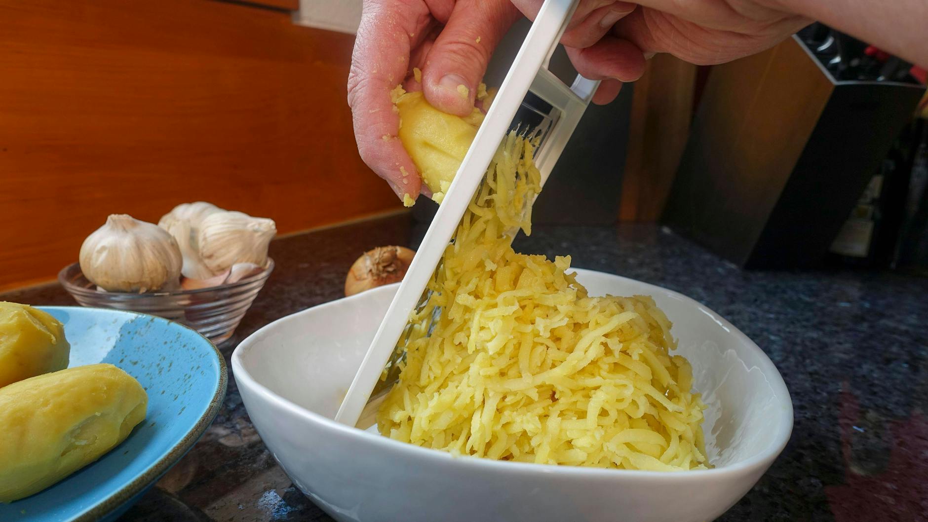 Die Kartoffeln sollen grob geraspelt werden.