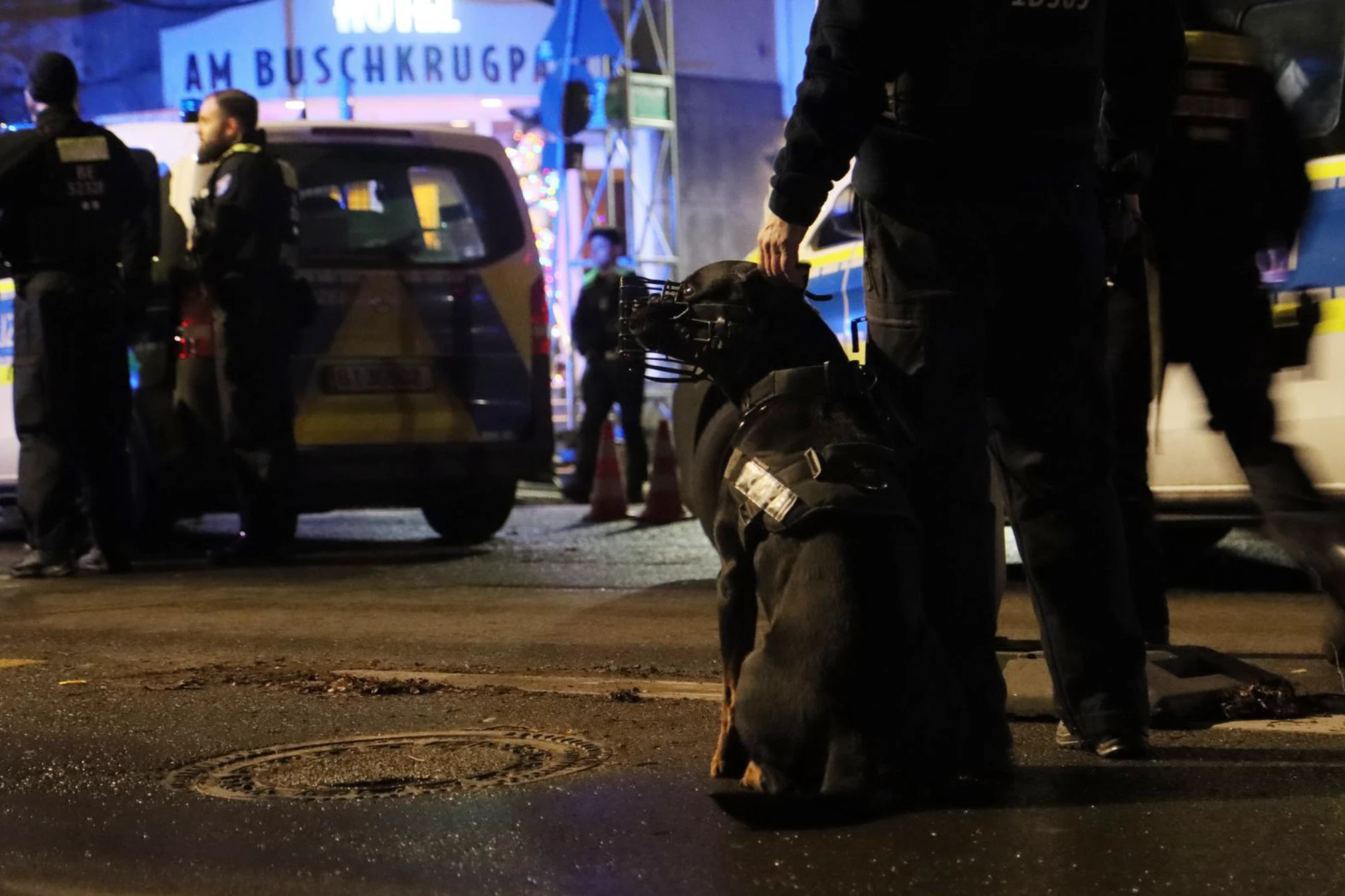 Großeinsatz in Neukölln: Die Berliner Polizei sicherte Spuren, durchsuchte Fahrzeuge und beruhigte die Lage mit Unterstützung von Diensthunden. Die Ermittlungen laufen.