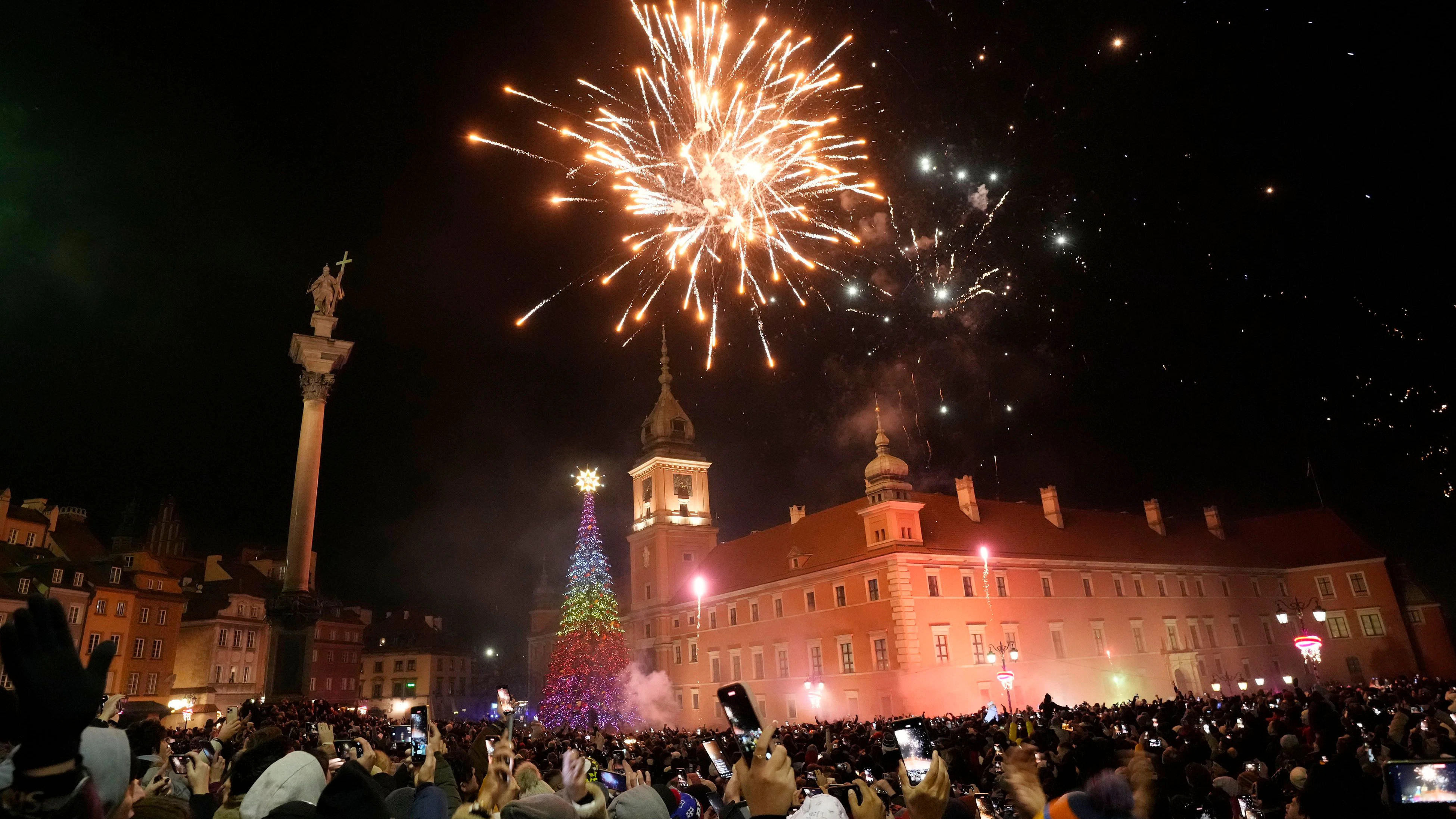 Ein Feuerwerk erhellt den Himmel über dem Königsschloss während der Neujahrsfeierlichkeiten kurz nach Mitternacht. In Polen wurde friedlich mit Feuerwerk gefeiert.