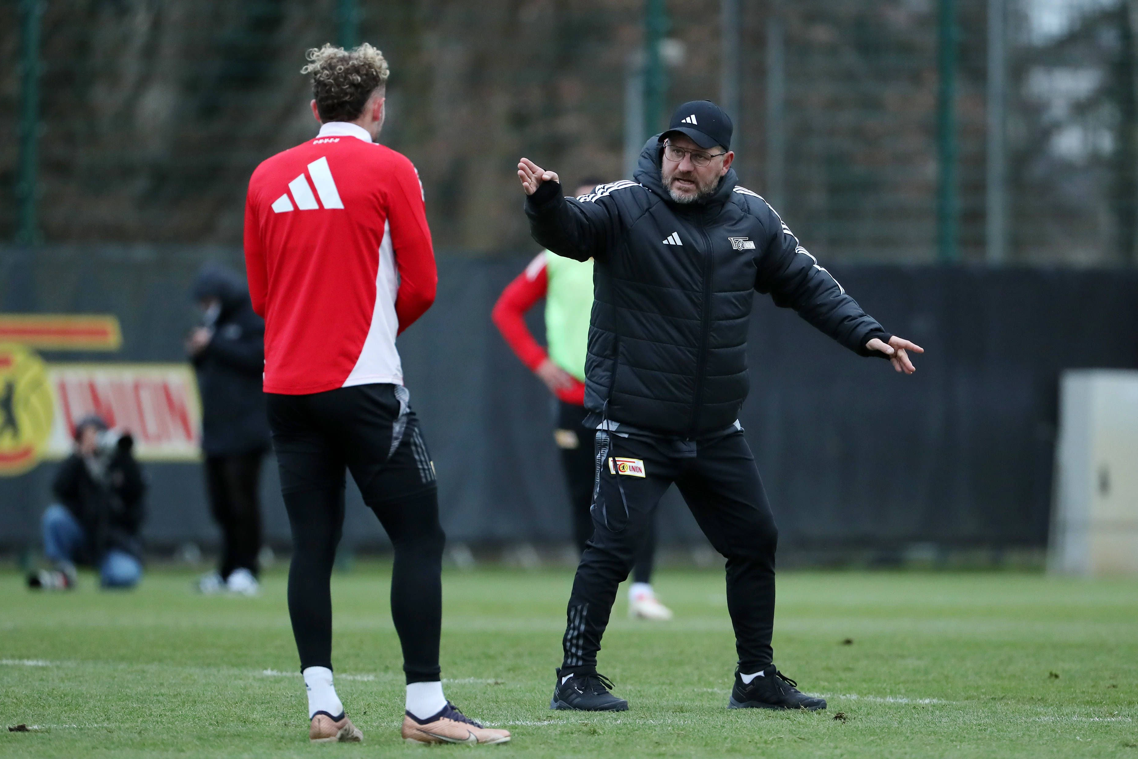 Union-Trainer Steffen Baumgart (53) zeigt Stürmer Benedict Hollerbach (23) im Training, was er in Heidenheim sehen will.