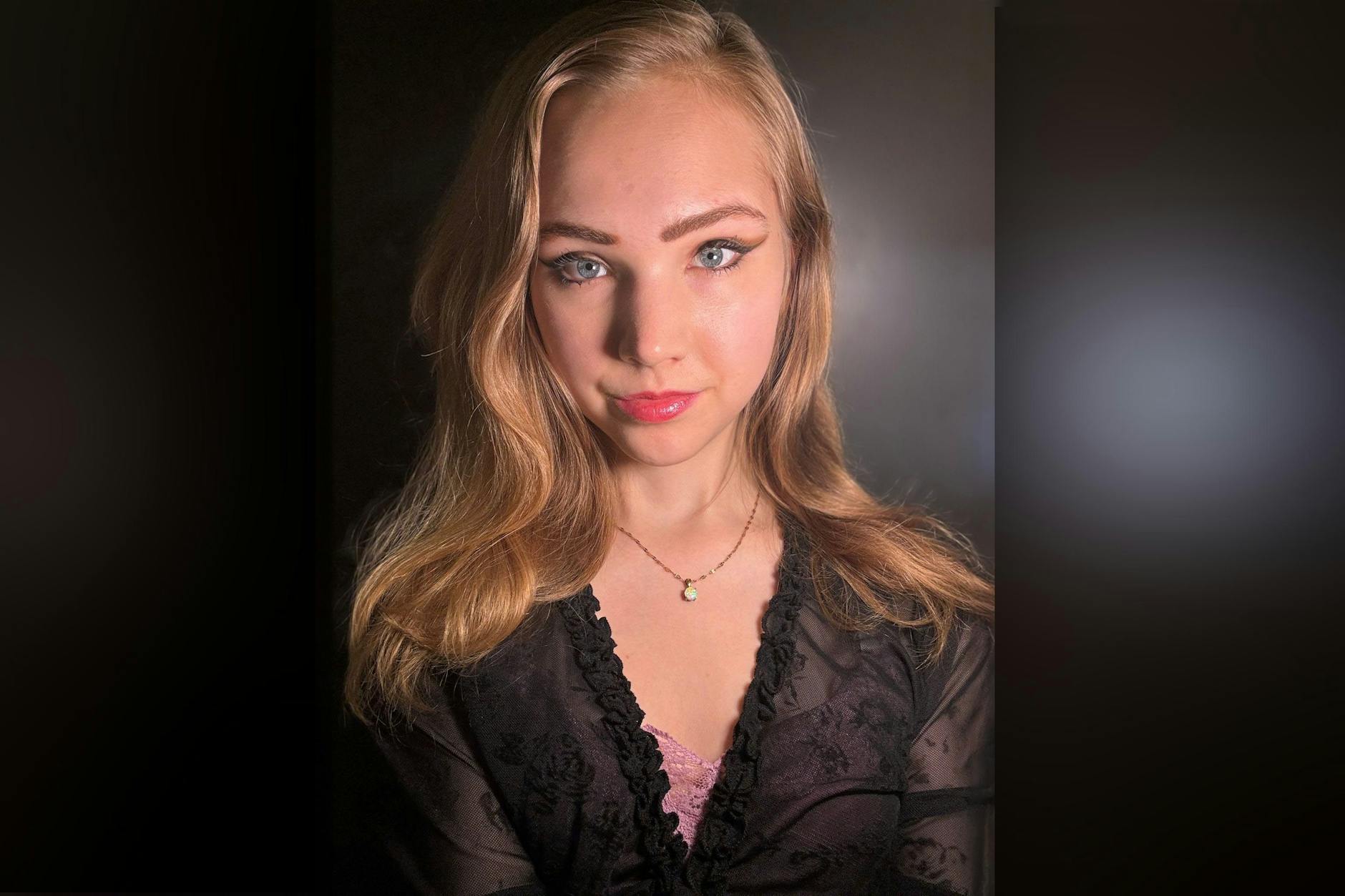 Naomi Seibt ist 24 Jahre alt, in Münster geboren und arbeitet laut eigener Aussage als freie Journalistin. Vorwiegend auf der Plattform X.