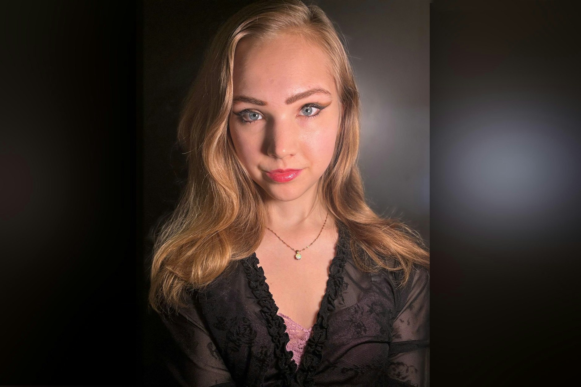 Naomi Seibt ist 24 Jahre alt, in Münster geboren und arbeitet laut eigener Aussage als freie Journalistin. Vorwiegend auf der Plattform X.