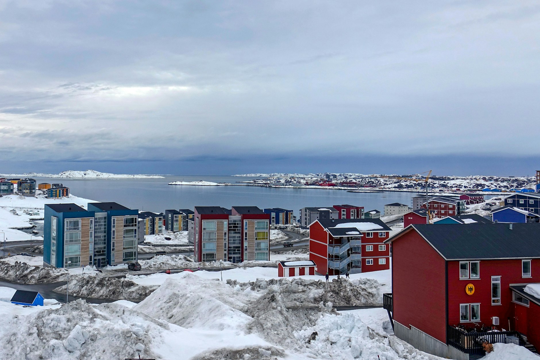 Schnee liegt in der Hauptstadt Grönlands Nuuk.