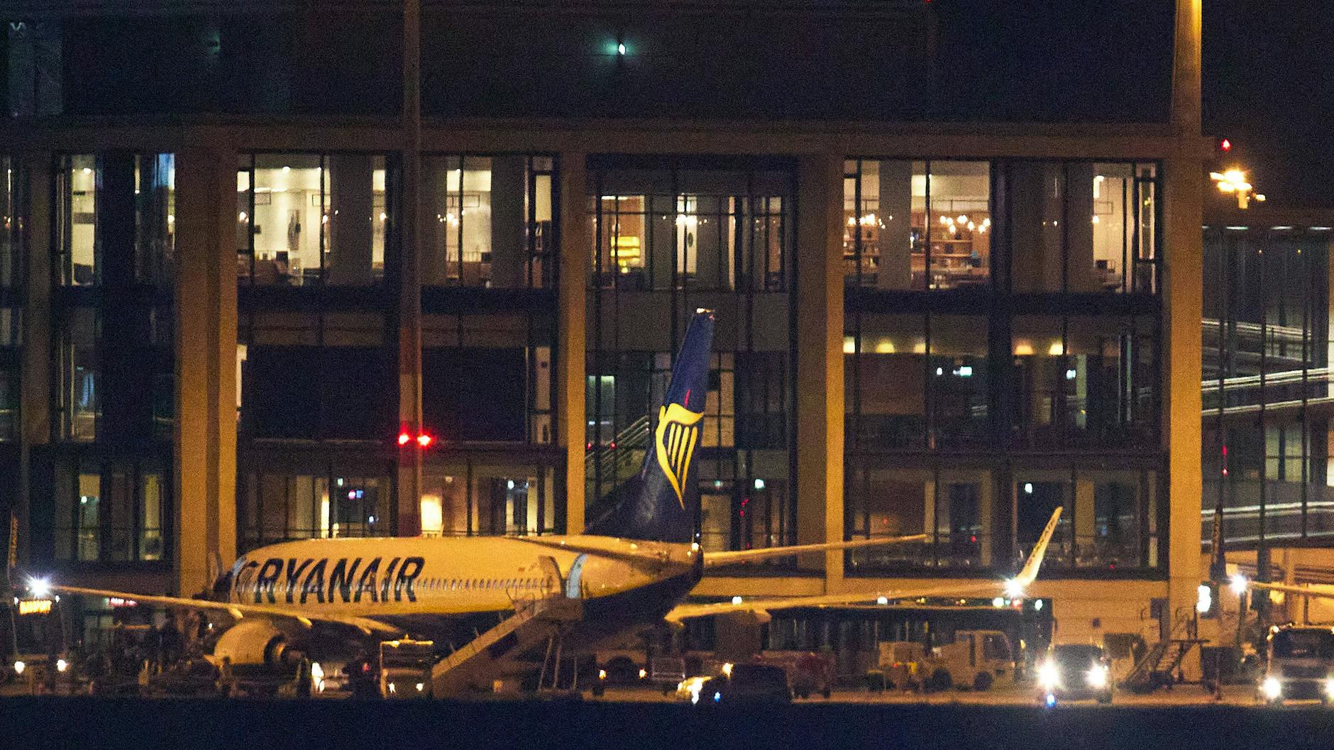 Eine Ryanair-Maschine, die abends am BER gelandet ist.