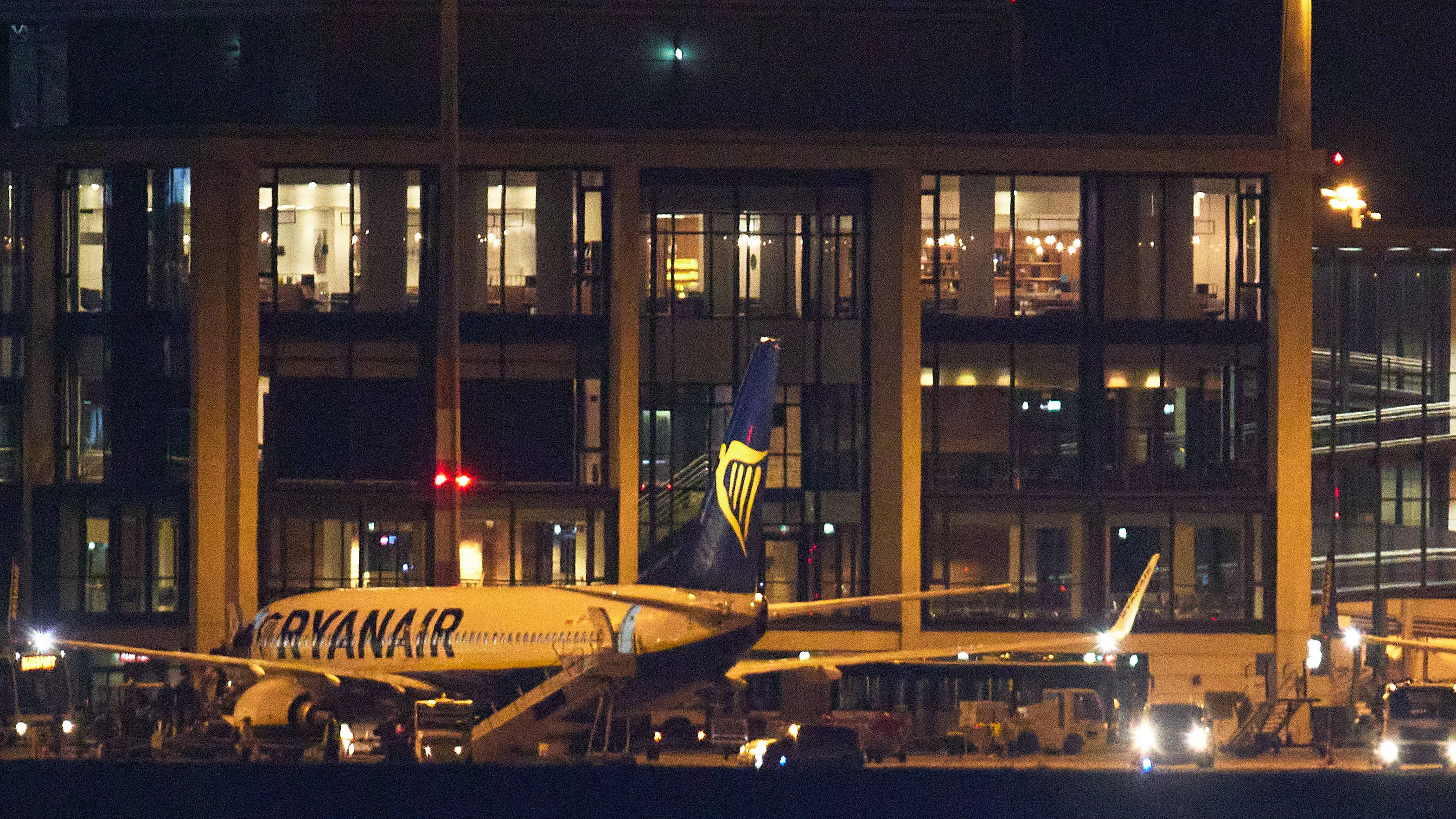 Eine Ryanair-Maschine, die abends am BER gelandet ist.