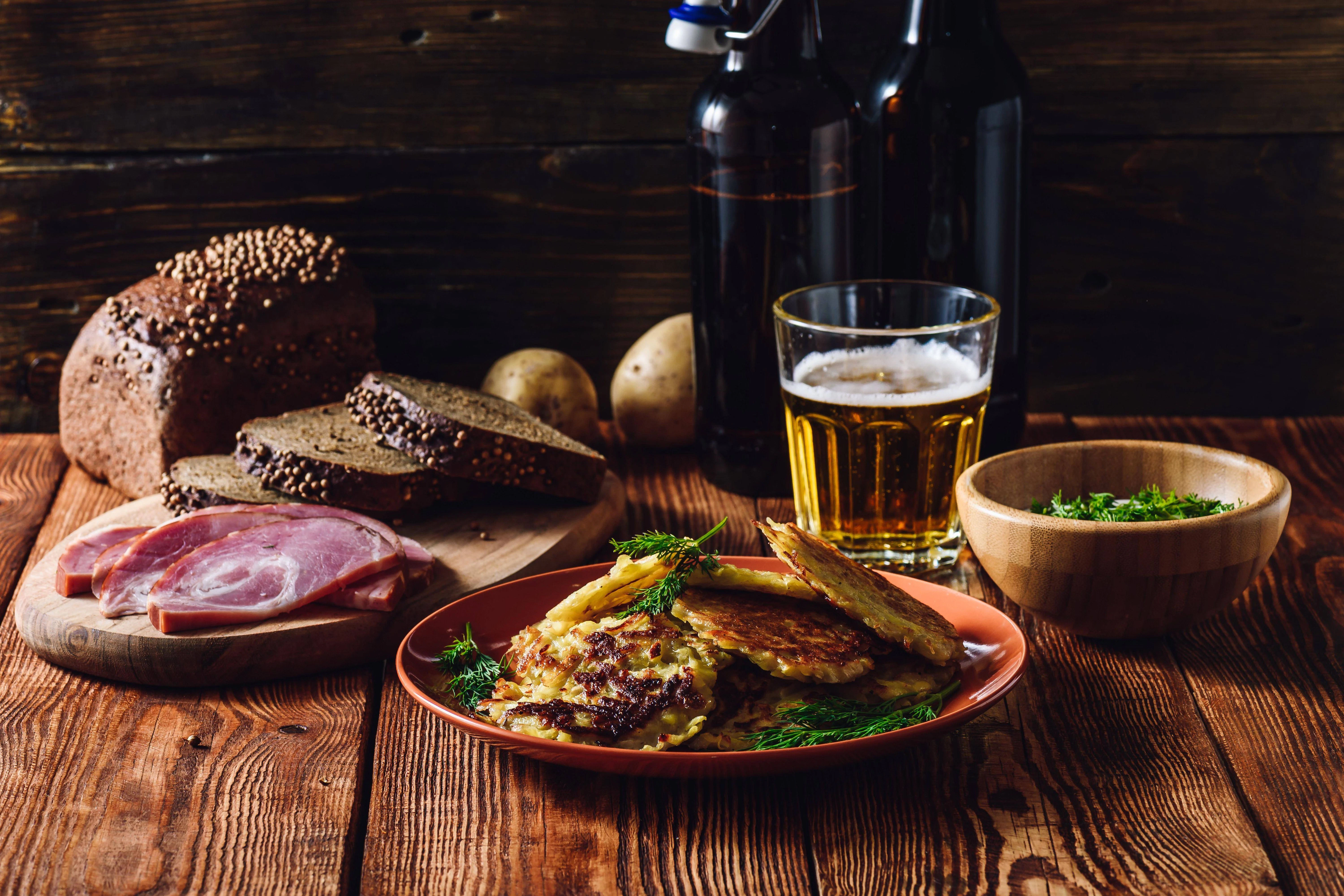 Mit Bier, Brot und Schinken: So serviert man Bramboraky in Tschechien. 