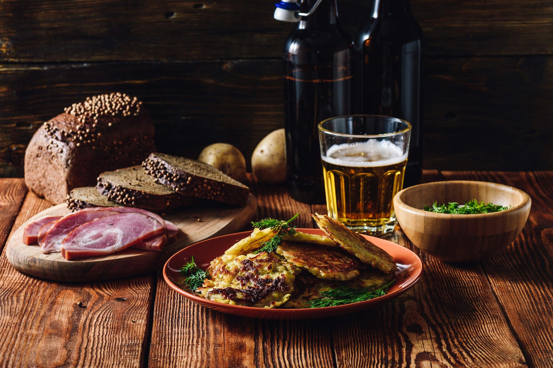 Mit Bier, Brot und Schinken: So serviert man Bramboraky in Tschechien. 