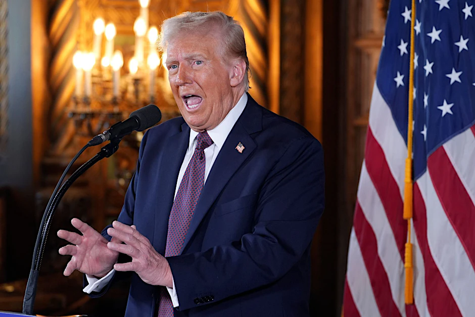 Der designierte US-Präsident Donald Trump spricht während einer Pressekonferenz in Mar-a-Lago.