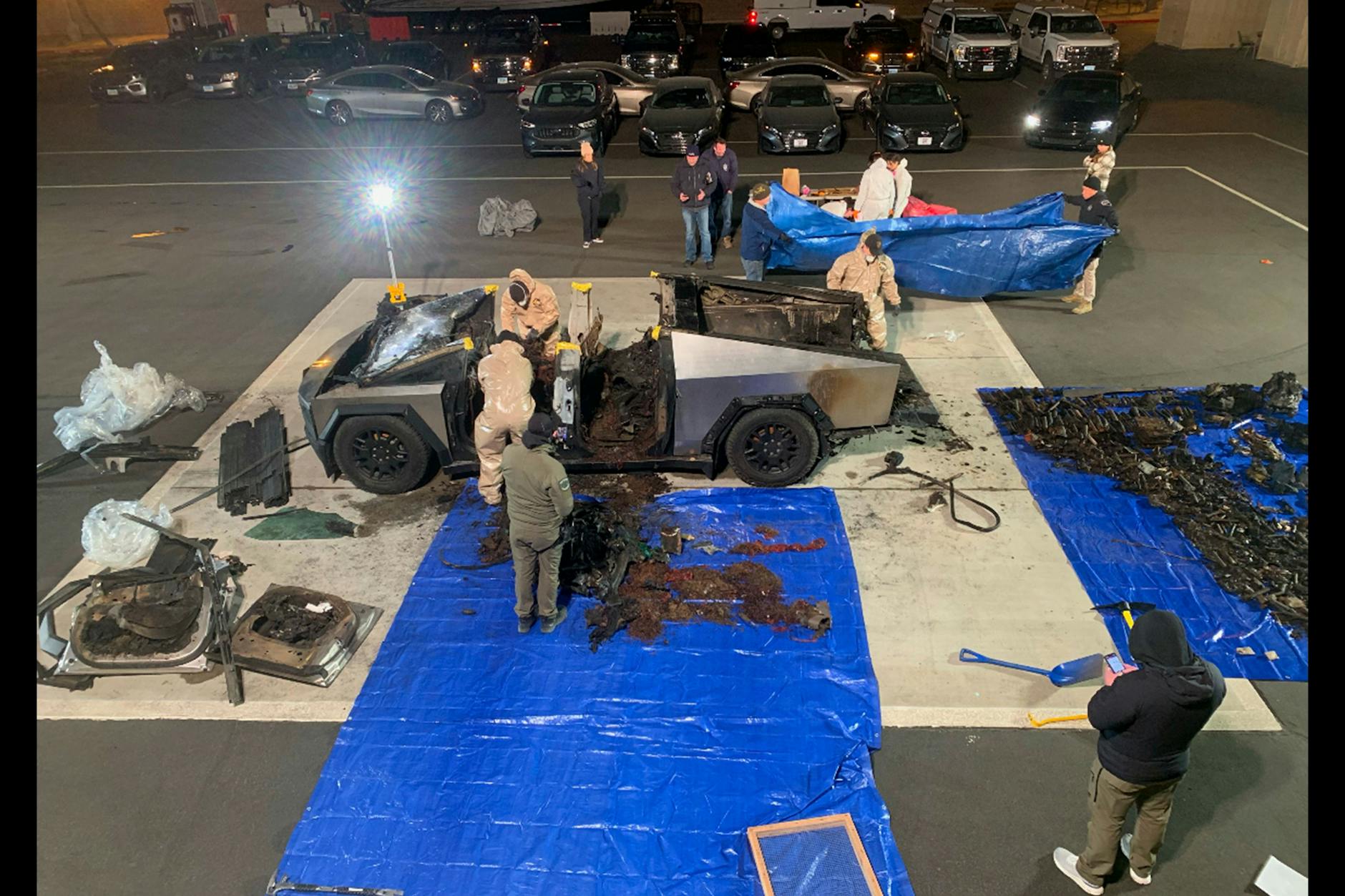 Dieses Foto, das von der Polizei zur Verfügung gestellt wurde, zeigt den explodierten Cybertruck.