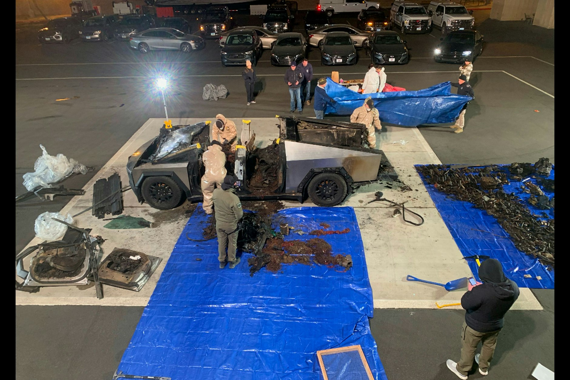 Dieses Foto, das von der Polizei zur Verfügung gestellt wurde, zeigt den explodierten Cybertruck.