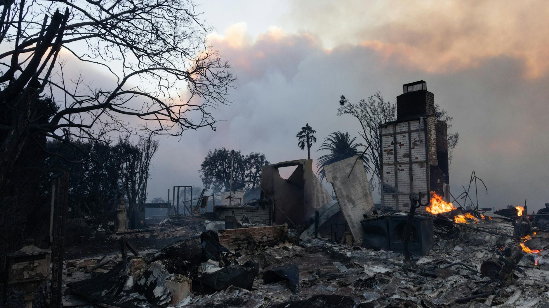 Ein Schornstein steht an einem Haus, das in Los Angeles bis auf die Grundmauern niedergebrannt ist.