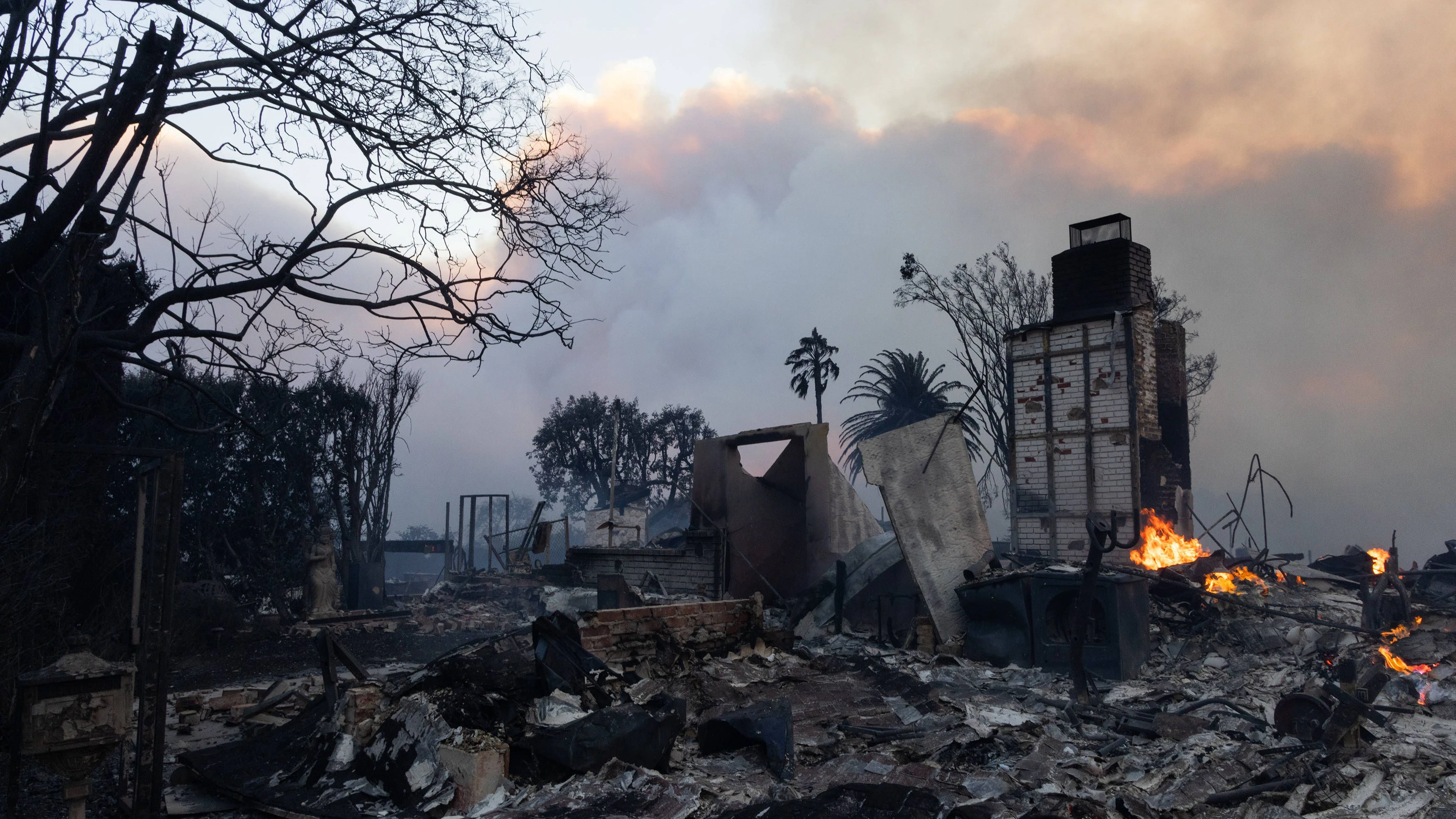 Ein Schornstein steht an einem Haus, das in Los Angeles bis auf die Grundmauern niedergebrannt ist.