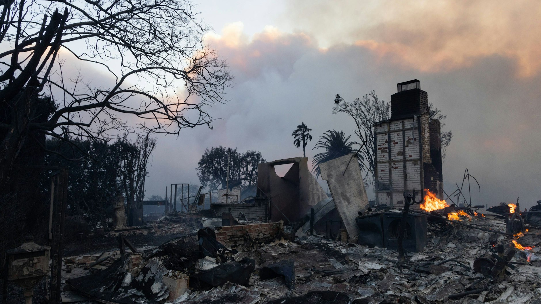 Ein Schornstein steht an einem Haus, das in Los Angeles bis auf die Grundmauern niedergebrannt ist.