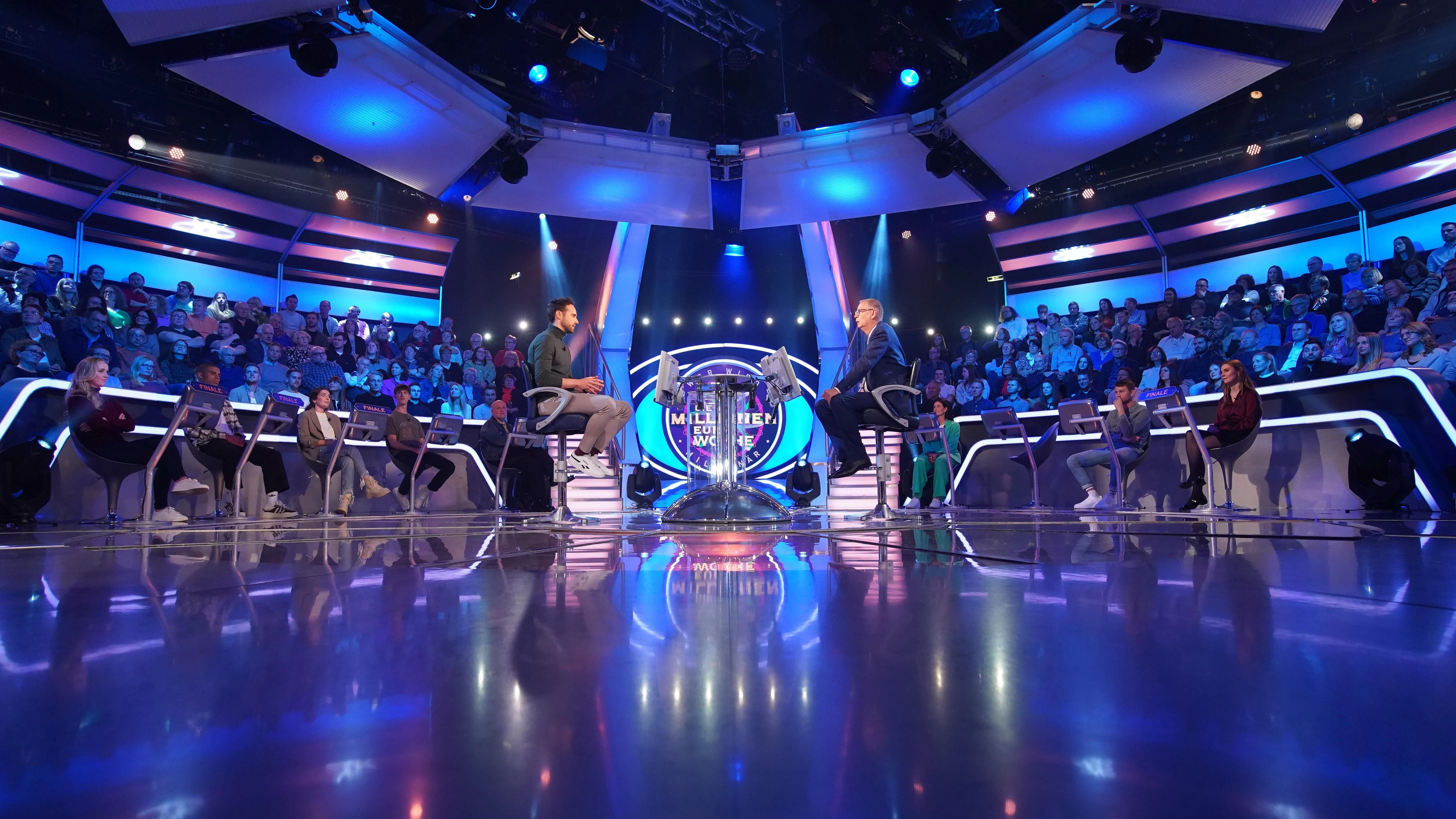 Christian Wegmann und Günther Jauch in der neuen Ausgabe von „Wer wird Millionär?“ im Studio von RTL.
