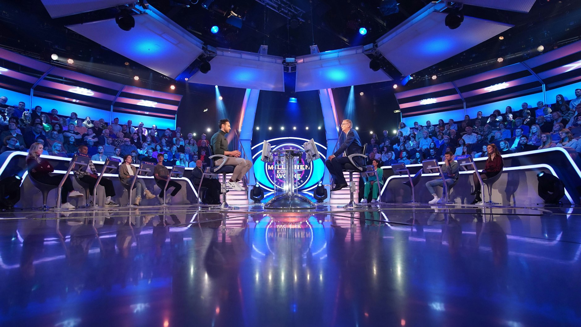 Christian Wegmann und Günther Jauch in der neuen Ausgabe von „Wer wird Millionär?“ im Studio von RTL.