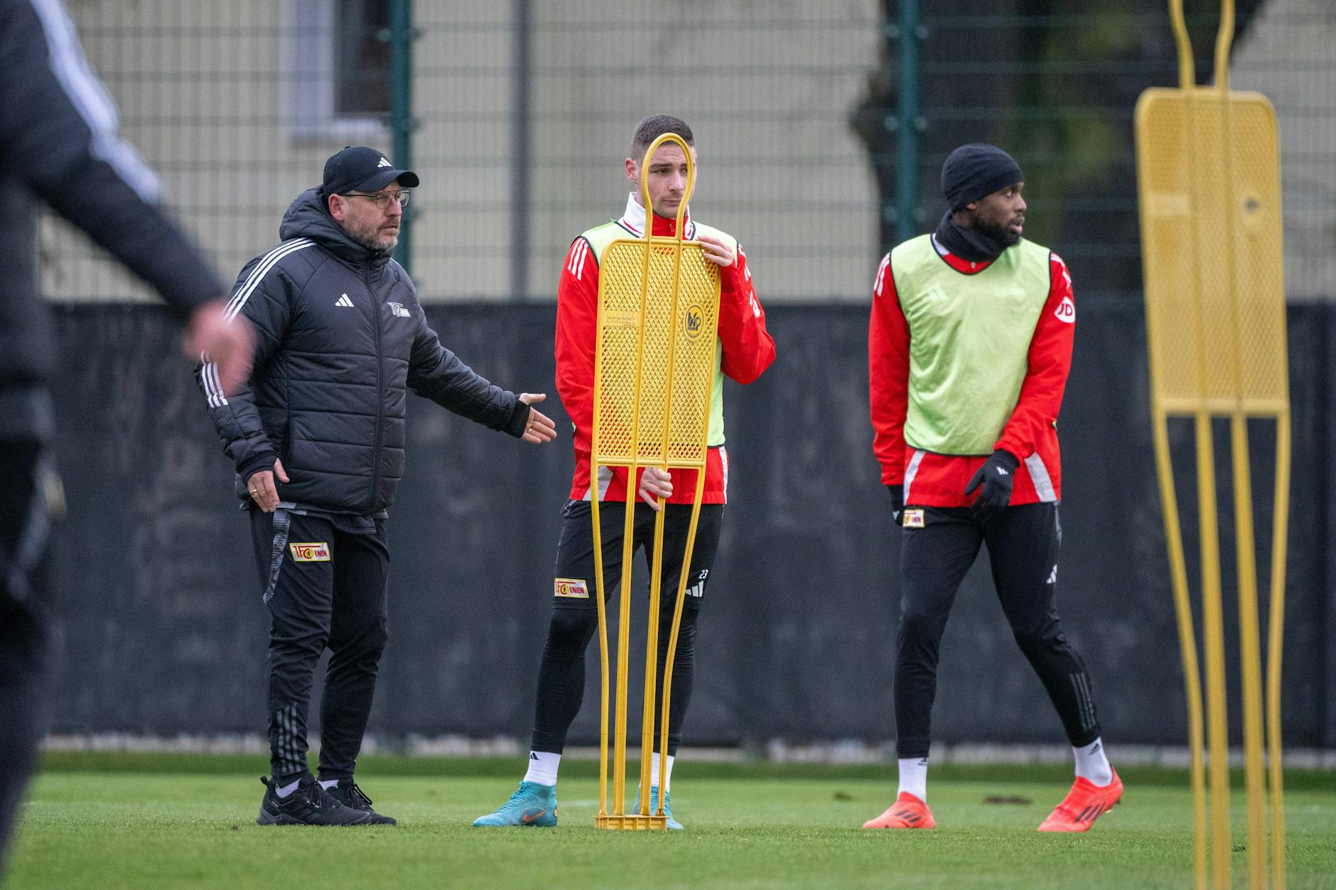 Trainer Steffen Baumgart schaut im Union-Training bei den Stürmern Andrej Ilic (23) und Jordan (28, r.) ganz genau hin.