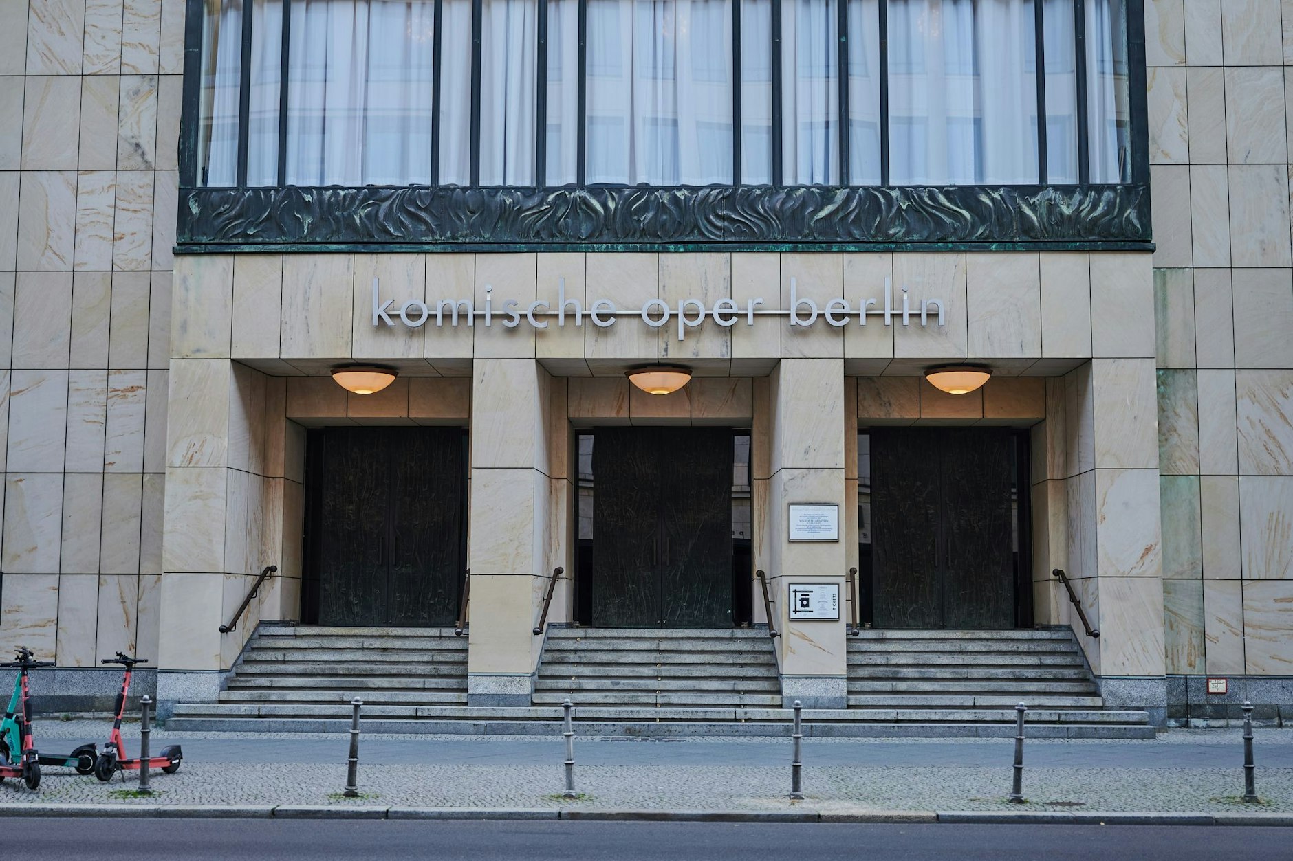 Die Komische Oper muss eine für Juni geplante Produktion absagen.