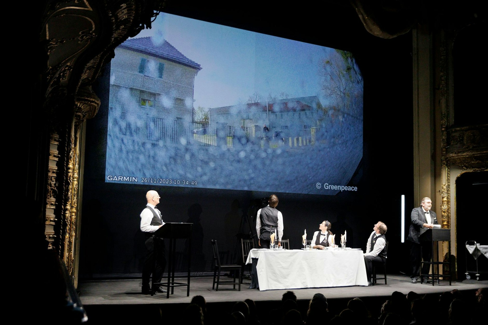 Ein Theaterstück: Correctiv inszenierte den Bericht auch auf der Bühne.