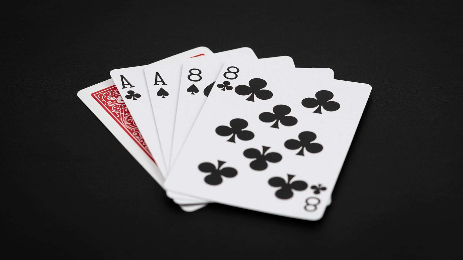 Die Dead Mans Hand besteht aus zwei schwarzen Achten, zwei schwarzen Assen und einer unbekannten roten Karte.
