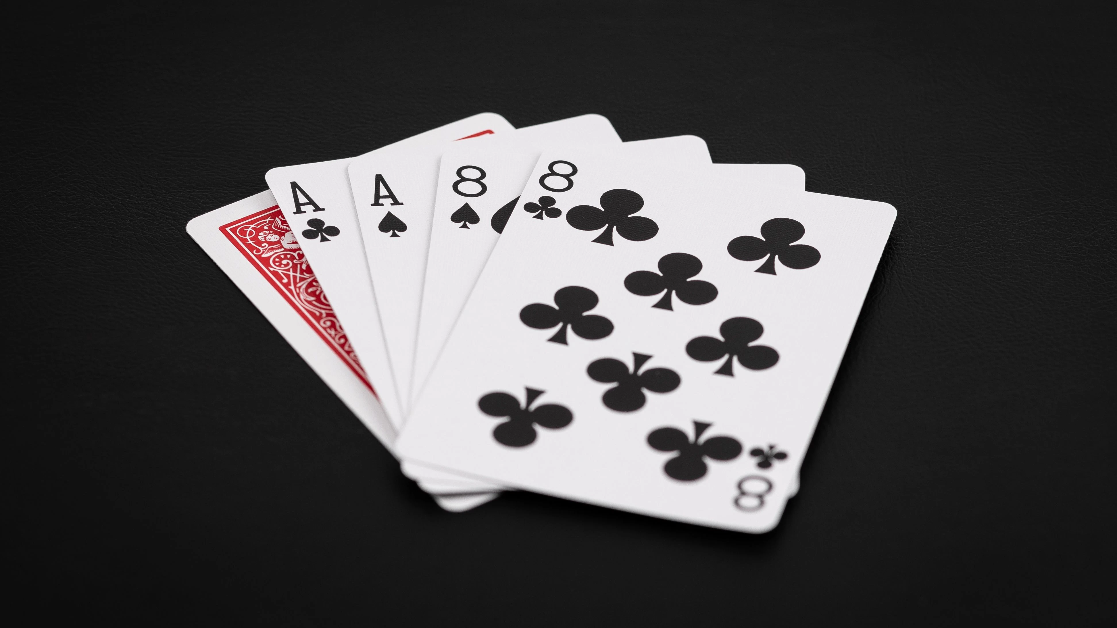 Die Dead Mans Hand besteht aus zwei schwarzen Achten, zwei schwarzen Assen und einer unbekannten roten Karte.