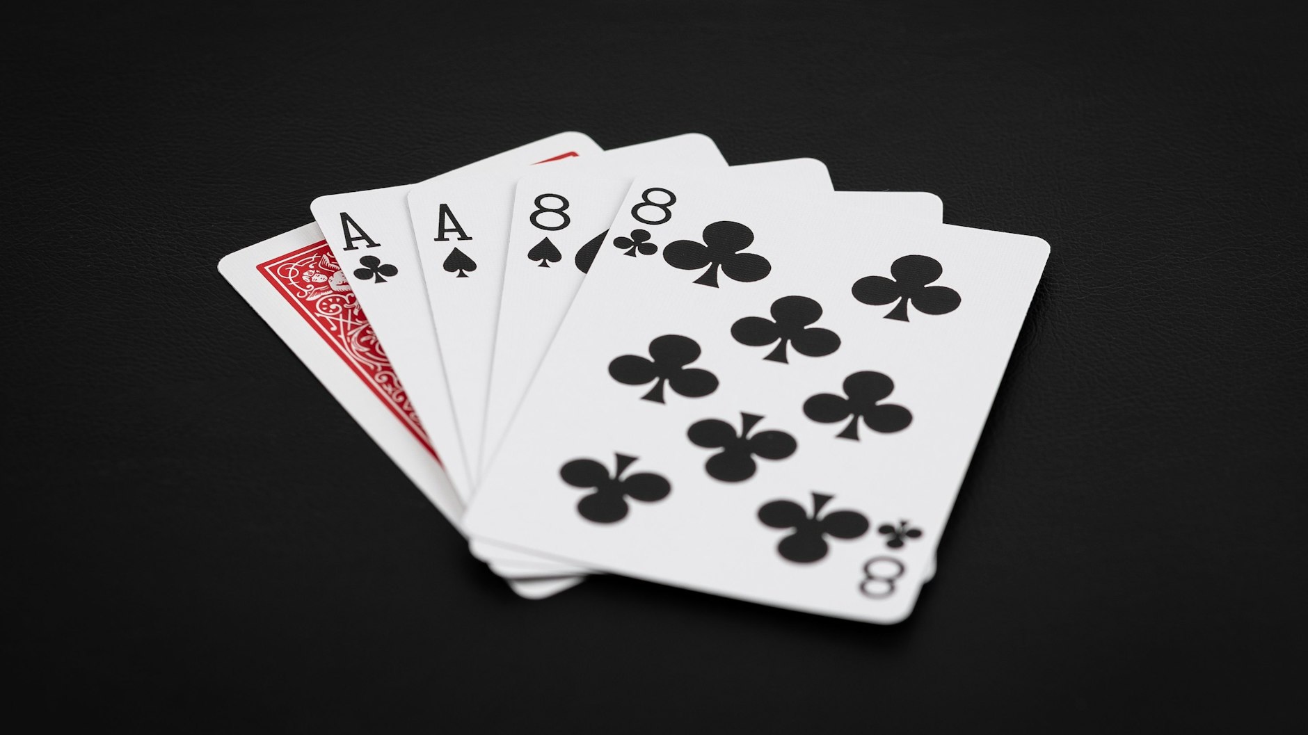 Die Dead Mans Hand besteht aus zwei schwarzen Achten, zwei schwarzen Assen und einer unbekannten roten Karte.