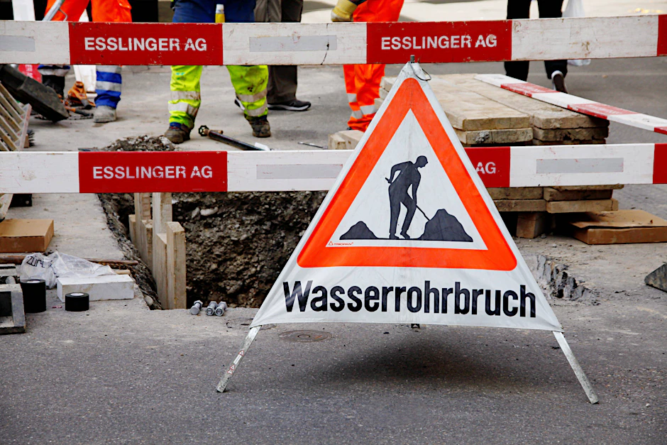 In Marzahn-Hellersdorf hat es einen Wasserrohrbruch auf der Senftenberger Straße gegeben.