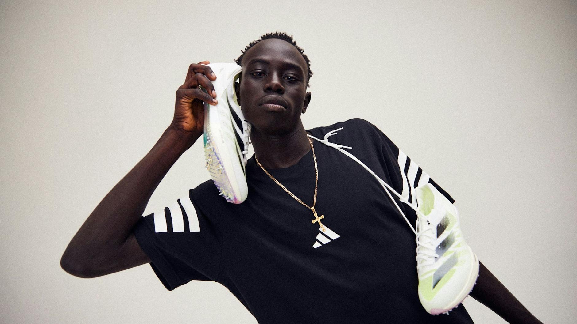 Könnte auch Usain Bolt gewesen sein. Der australische Sprinter Gout Gout posiert mit seinen Schuhen für ein Foto.