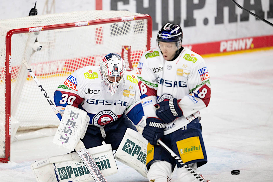 Keeper Jake Hildebrand und Jonas Müller sichern das EHC-Tor.