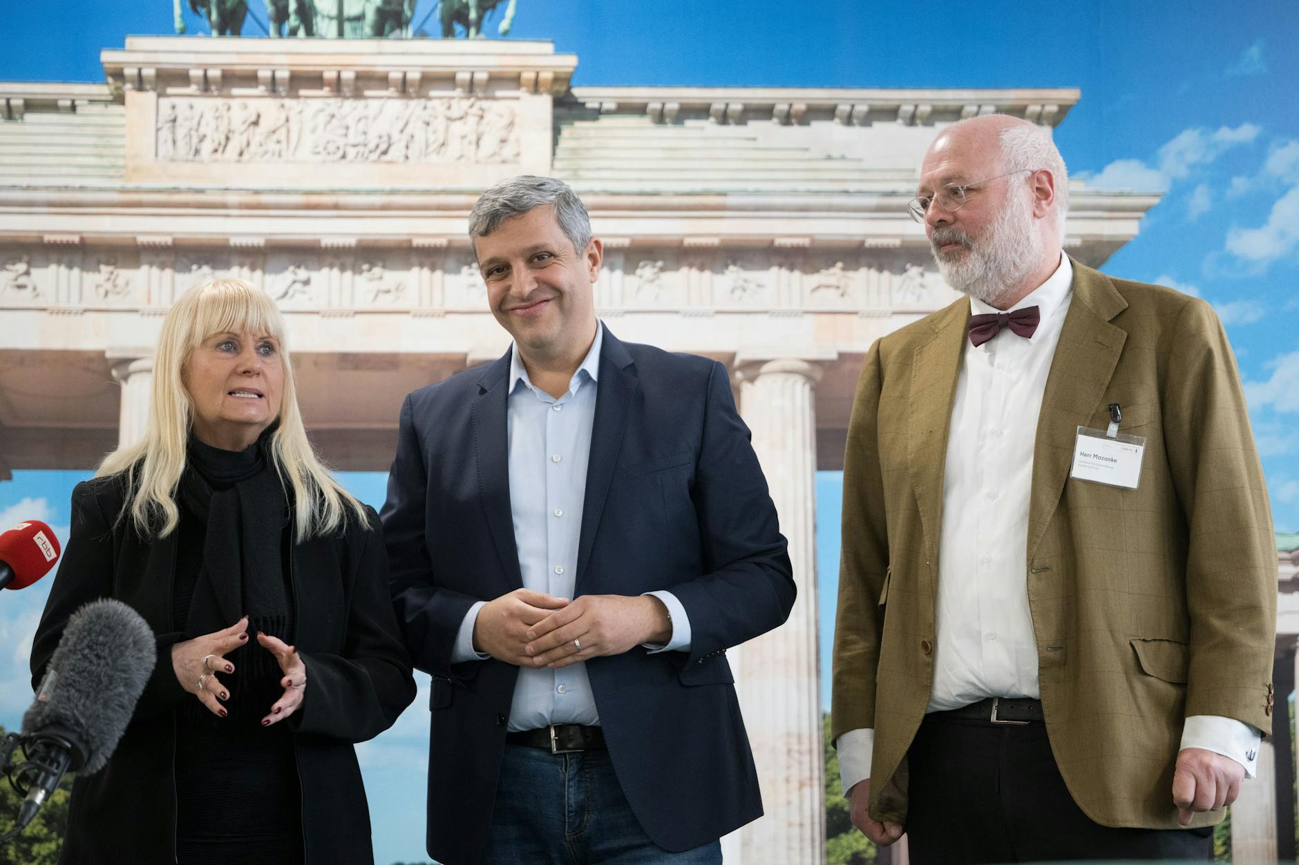 V.l.n.r: Iris Spranger (SPD), Berliner Senatorin für Inneres und Sport, Raed Saleh, Vorsitzender der SPD-Fraktion im Berliner Abgeordnetenhaus, und Engelhard Mazanke, Direktor des Landesamtes für Einwanderung, stehen im Landesamt für Einwanderung (LEA). Die zentrale Einbürgerungs- und Staatsangehörigkeitsbehörde im Land Berlin arbeitet seit rund einem Jahr.