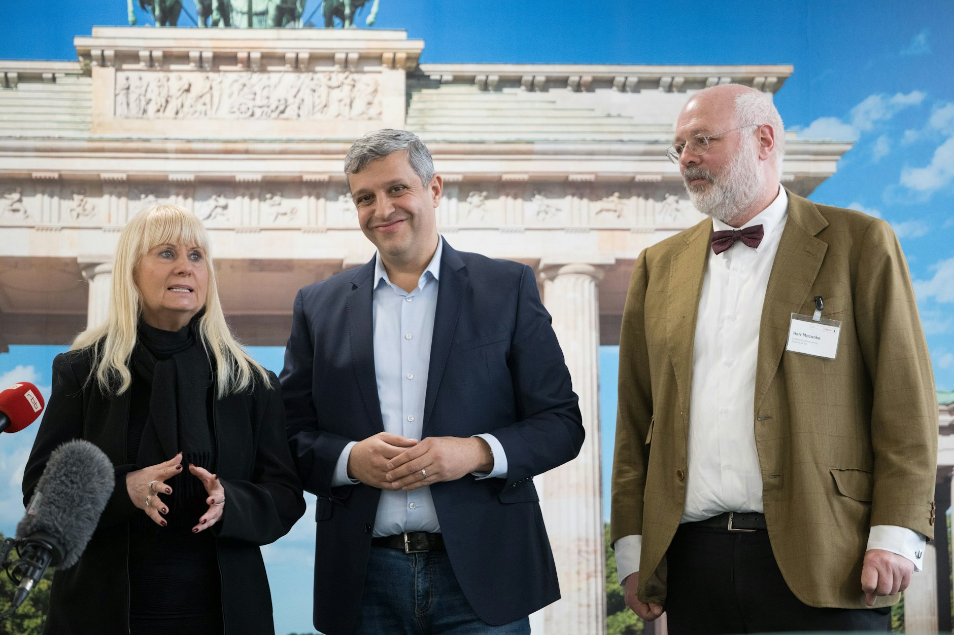 V.l.n.r: Iris Spranger (SPD), Berliner Senatorin für Inneres und Sport, Raed Saleh, Vorsitzender der SPD-Fraktion im Berliner Abgeordnetenhaus, und Engelhard Mazanke, Direktor des Landesamtes für Einwanderung, stehen im Landesamt für Einwanderung (LEA). Die zentrale Einbürgerungs- und Staatsangehörigkeitsbehörde im Land Berlin arbeitet seit rund einem Jahr.