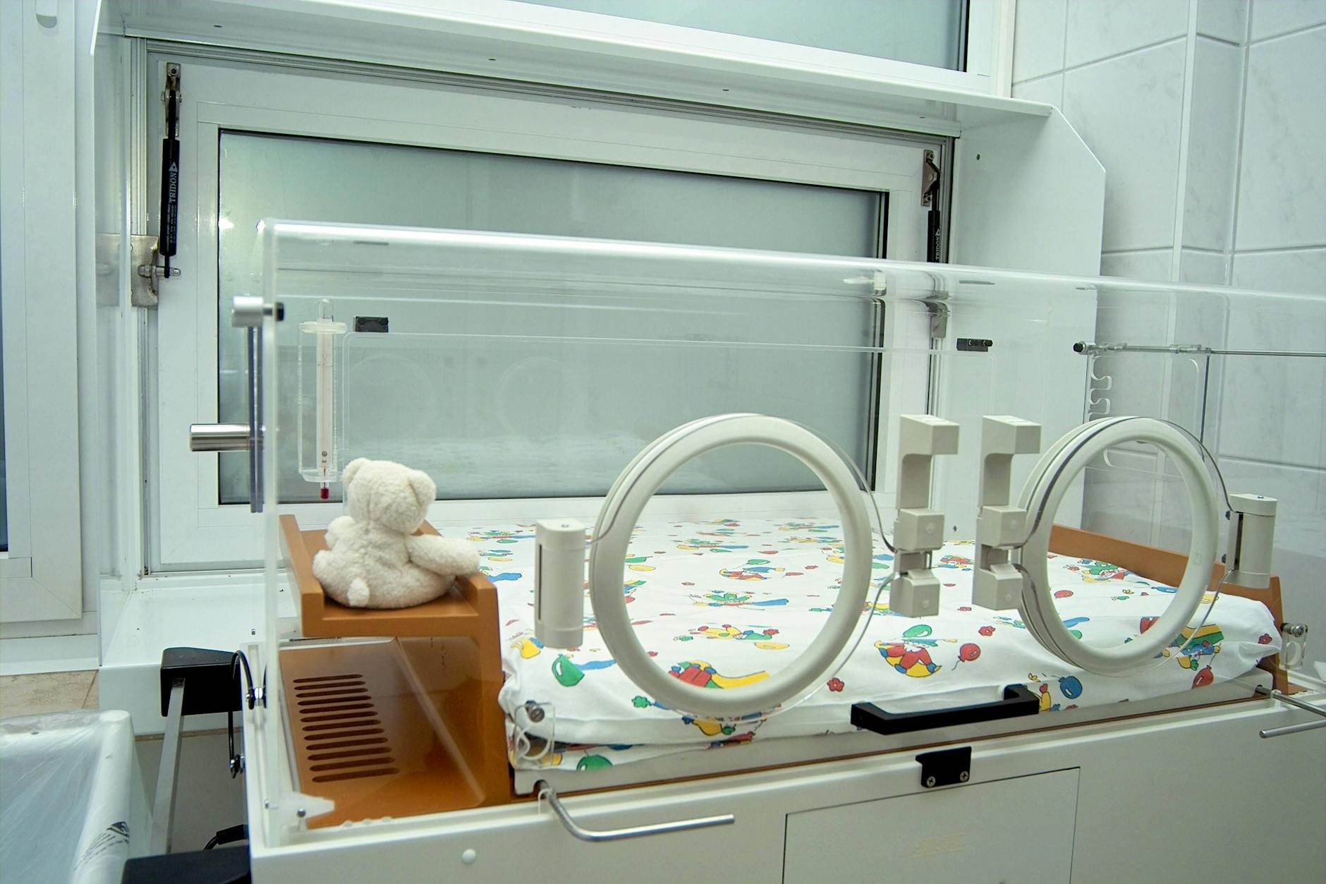 Bei einer Babyklappe wird automatisch Alarm ausgelöst, wenn ein Gewicht die Matratze beschwert. Hat bei der Tragödie in Italien das System versagt? (Symbolfoto)