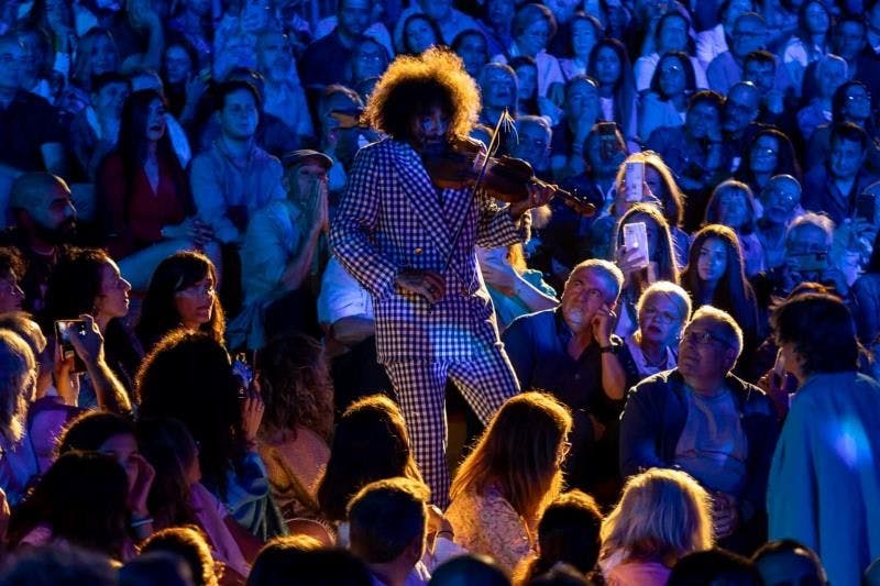 Ara Malikian bricht die Grenzen zwischen Bühne und Publikum – ein Künstler, der Nähe und Begeisterung vereint.