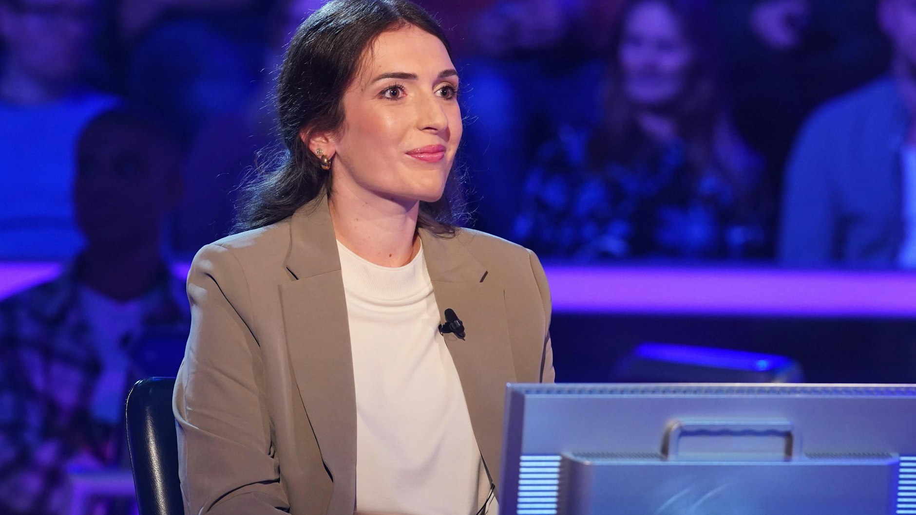 Rätselraten bei Luise Thomas im Studio von „Wer wird Millionär?“: In welchem berühmten Song kommt der Begriff Jitterbug vor – und was heißt das überhaupt?