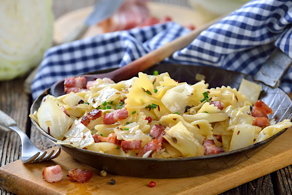 Klassische Krautfleckerl werden mit Fleckerl-Nudeln gemacht. Aber mit anderer Pasta wie hier Farfalle schmecken sie genauso gut.
