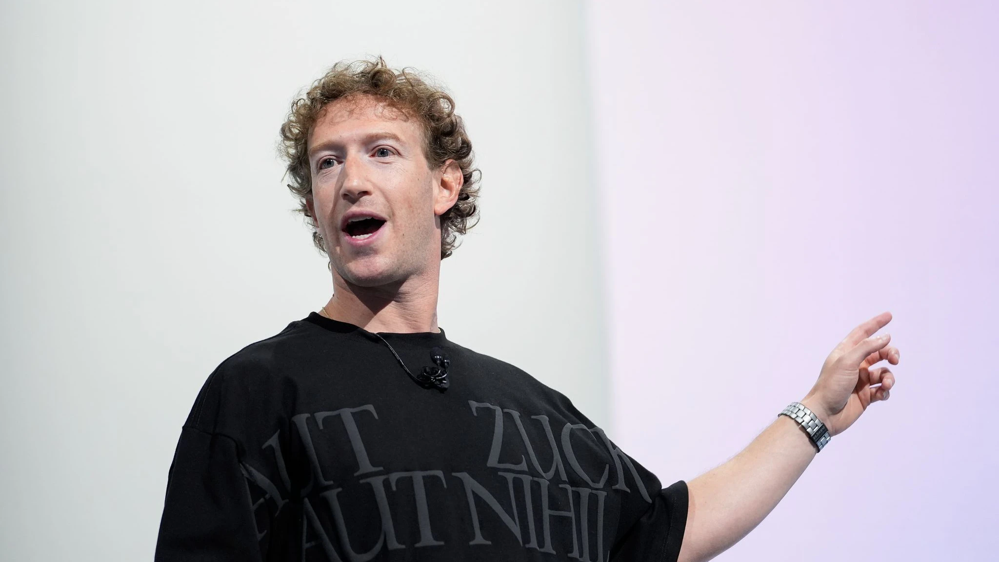 Meta-Boss Mark Zuckerberg will zurück zu den Wurzeln, die User weniger bevormunden. (Archivbild)