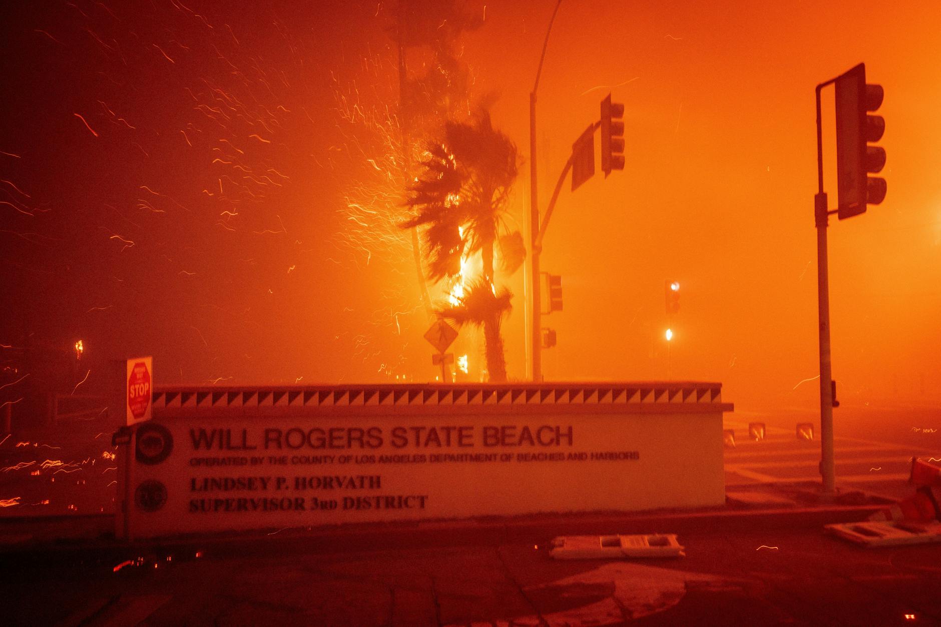 Das Palisades-Feuer brennt am Will Rogers State Beach in Los Angeles. (AP Photo/Ethan Swope)