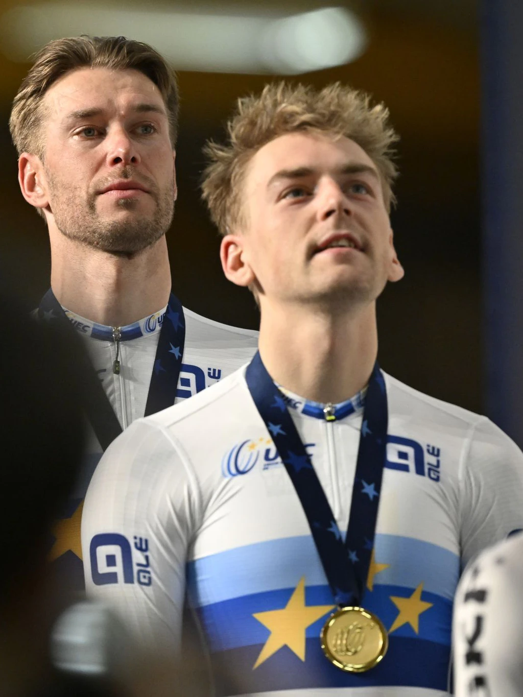 Roger Kluge (hinten) und Theo Reinhardt genießen bei der Siegerehrung die Momente des Erfolgs.